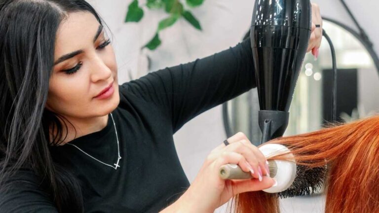 cabeleireira usando secador de cabelo