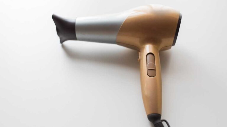 secador de cabelo cinza com dourado